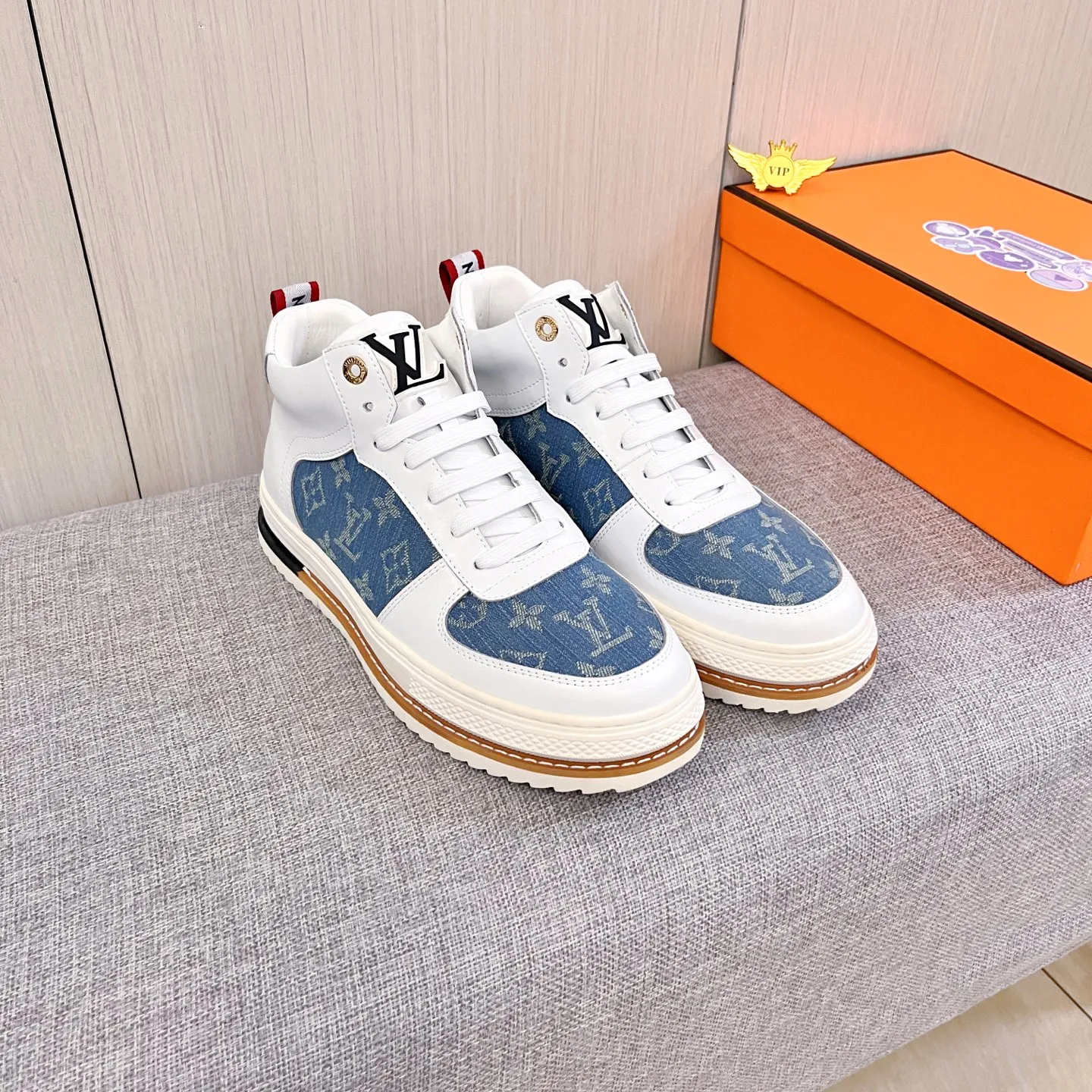 🚘🚘Factory batch 440💰[LV]🔥Louis Vuitton, high-end men's shoe brand, official website 1:1 latest masterpiece: the upper is made of first-layer cowhide imported from Italy with a comfortable and breathable lining➕original non-slip and wear-resistant outsole🔥, making walking more convenient and comfortable! An exclusive new model, a stunning work, a beautiful 1:1 replica [color] compared to the official quality! Create a fashionable personality to set off your uniqueness! A must-have for trendy men! Classic 🔥Size: 38-44 Color: 🔥 2⃣️colors available🔥.